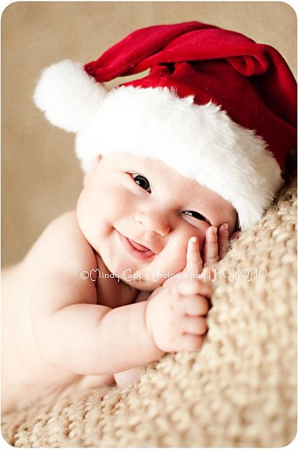 Não é preciso mais nada para um cartão de Natal de sucesso: apenas um bebê com gorrinho de Papai Noel (Foto: Reprodução)